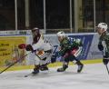 Bild: Gebert
Die Blue Devils unterlagen am Dienstag den Memmingen Indians mit 5:6 nach Verlängerung. Hier verfolgt Felix Ribarik (Mitte) den Memminger Linus Svedlund, rechts Dennis Thielsch.