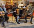 Bild: u
Uwe Hermann (Akkorden), Alexander Götz (Tuba) und Franz Birner (Gitarre) tragen melodiöse „staade Landler, Weisen und Walzer“ vor, die Hermann eigens für das Adventsingen komponiert hat.