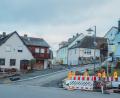 Bild: Susanne Forster
Mitte Dezember wurde auf der Silberstraße die Tragschicht asphaltiert, die Erneuerung der Straße wird heuer allerdings nicht mehr abgeschlossen. Die Fahrbahn bleibt für den Verkehr bis auf Weiteres gesperrt, eine Ausnahme gibt es während der Winterpause für Anwohner und die Müllabfuhr.Im Frühjahr sollen Deckschicht und Gehwege gemacht werden.