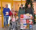 Bild: Eva Gröninger
Weihnachtspäckchen für die Bewohner des Ensdorfer Seniorenheims übergeben (von links): Heimleiterin Lydia Brandl, Heimbeirätin Thekla Braun, Heimbeiratsvorsitzende Angela Stettner, stellvertretende VdK-Vorsitzende Marga Kraus und VdK-Vorsitzender Josef Niebler.