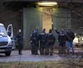Bild: Friso Gentsch/dpa
Polizisten vor einer Bunkeranlage in Bad Bentheim. Mit Durchsuchungen in der Grenzregion geht die Polizei gegen den Handel mit illegalen Feuerwerkskörpern vor.