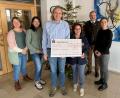 Bild: Marko Pammer/exb
Julia Scheibl, Andrea Stadler (links) sowie Nabburgs Bürgermeister Frank Zeitler und Silke Pfab (rechts) freuen sich über die Spende der IPA, vertreten durch Wolfgang Schreiner und Ilonka Fojt.