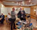 Bild: Thomas Bolz/exb
Spendenübergabe von Fritz Kick an Alexander Greitzke. 250 Euro gehen an die Bambini des SV Etzenricht.