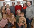 Bild: dob
Im Kreise seiner Familie fühlt sich Peter Grundler (vorne, links) am wohlsten. Nicht nur seine Kinder und Enkel, sondern auch seine Urenkel sind sein ganzer Stolz. Bürgermeister Andreas Wutzlhofer (hinten, links) kam natürlich ebenfalls auf einen Kurzbesuch vorbei.