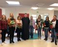 Bild: Sporrer/exb
Viele Blumen gab es bei der Ehrung der Arbeitsjubilare im Kindergarten Michelfeld (von links): Einrichtungsleitung Christine Sporrer, Kinderpflegerin Tanja Friedl, Erzieherin Melanie Wiegärtner, Pater Markus Flasinski, Stefanie Hellbach von der Arge Bayreuth sowie die Elternbeiratsmitglieder Jessica Dietze, Maria Hofmann und Marianne Böhm.