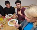 Bild: Karin Borst
Gemeinsames Kochen von Menschen unterschiedlichster Nationen, wie es beim Kochtreff der Malteser vorbildlich praktiziert wird, fördert das interkulturelle Zusammenleben auf einmalige Weise, weil sich Menschen auf Augenhöhe begegnen, betonen die Verantwortlichen.