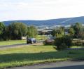 Bild: bkr
Vom Hasenrangen in Fichtelberg, im Bild die Staatsstraße 2981 (Wunsiedeler Straße), geht der Blick Richtung Mehlmeisel. Am gegenüberliegenden Bergrücken ist der Skilift von Mehlmeisel als freie, bergabführende Fläche zu erkennen. Links beziehungsweise südlich davon zieht sich der Bergrücken zum Holzgraben- und zum Scheibenberg mit den Flächen, die für den Teilflächennutzungsplan Windkraft an den Planungsverband Oberpfalz-Nord gemeldet werden.