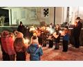 Bild: cro
Religionslehrerin Kerstin Wallmeyer (hinten, links) unterstützt mit Pfarrer Georg Gierl (rechts) die Kinder bei Ihren eingeübten Texten zum Thema Engel beim Adventsfenster.