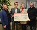 Bild: dob
Vorstandsvorsitzender Gerhard Hösl von den Vereinigten Sparkassen übergab mit den Geschäftsstellenmitarbeitern Lukas Kleber und Magdalena Simon an Bürgermeister Markus Bauriedl (von links nach rechts) die Spendensumme in Höhe von 4240 Euro für die Kirche und die Vereine in der Marktgemeinde.