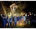 Bild: Frauenbund/exb
Seine Waldweihnacht feiert der Frauenbund Hohenburg am stimmungsvoll beleuchteten Wegmacherkreuz.