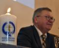Bild: Petra Hartl
Oberbürgermeister Michael Cerny und das Friedenslicht aus Bethlehem.
