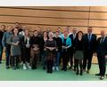 Bild: Gerlinde Graf/exb
Vorstand Johannes Heckmann, Betriebsrat Andreas Sander und Abteilungsleiterin Personalwesen Regina Glaser zeigt das Bild im Kreise der Jubilare.