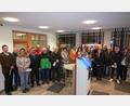 Bild: fvo
Raiffeisenbank-Geschäftsstellenleiter Michael Haubner (Fünfter von links) und seine Mitarbeiterin Monika Weig (rechts) übergaben die Spenden an die Vertreter von Vereinen und Organisationen.