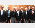 Bild: gf
Langjährige Mitglieder ehrt der Gesangverein Traßlberg (von links): Vorsitzender Richard Neudecker, Bürgermeister Hermann Böhm, Eva Hampel, Herbert Ernst, Erwin Rösch, Johann Walz, Georg Auers, Landrat Richard Reisinger und Ehrenchorleiter Hans Koller.