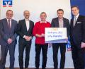 Bild: Raiffeisenbank im Nürnberger Land/exb
Gruppenbild mit Spendenscheck: (von links) Bernd Strauß (Raiffeisenbank), Volker Matschke (Raiffeisenbank), Klaus Pickel und Marco Schwab (beide SpVgg Weigendorf) sowie Swen Heckel (Raiffeisenbank).