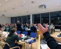 Bild: Wolfgang Steinbacher
Horst Ott, Erster Bevollmächtigter der IGM Amberg, (rechts) spricht bei der Delegiertenversammlung zu den anwesenden Mitgliedern im ACC.
