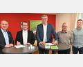 Bild: gf
Mit dem Kooperationsvertrag ist binnen 12 Monaten schnelles Internet für Speckshof, Altmannshof und die Laubmühle gesichert (von links): Bürgermeister Hermann Böhm, Markus Jobst, Jürgen Hernichel, Verwaltungsleiter Hartmut Gawlick und Sebastian Krysa.
