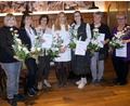 Bild: Barbara Guida/exb
Die Jubilare (von links) zusammen mit Geschäftsführerin Dagmar Müller (Mitte): Roswitha Cygan, Christine Malzer, Karin Meiler, Melanie Fischer, Christine Zilbauer, Jutta Völkl freuen sich über Blumensträuße und Präsente.