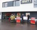 Bild: Stadt Tirschenreuth/exb
Peter Götzl übergab Franz Stahl (von rechts) 2000 Euro für den Sozialfonds der Stadt. Die Feuerwehr bedachte der MTT-Chef mit zwei Gas-Grills und Gutscheinen für Grillgut. Dafür bedankten sich Kommandant Matthias Haulena sowie die Vorsitzenden Christian Nickl und Markus Mayer (von links).