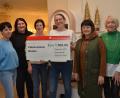 Bild: dob
Das Nofi-Lauf-Team mit Unterstützung der Praxisbelegschaft Dres. Poschenrieder und Dr. Korzenietz aus Vohenstauß übergaben 1600 Euro an die Leitende Ärztin der Palliativstation in Weiden, Chefärztin Dr. Stephanie Kuchlbauer (Dritte von rechts). Initiatorin Anna Bäumler (rechts) dankte vor allem den vielen Unterstützern und Eierlikörliebhabern ihrer Aktion.