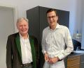 Bild: Landratsamt Wunsiedel/exb
Ab dem neuen Jahr leitet Tobias Heide (rechts) die Praxis in Allein-Verantwortung. Links Dr. Helmut Muck.