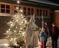 Bild: öt
Vor der evangelischen Christuskirche erwartete der Nikolaus die Teilnehmer der Weihnachtsfeier in der Natur des FGV Neusorg und beschenkte die Kinder.