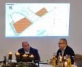 Bild: hme
Gottfried Plank vom gleichnamigen Planungsbüro aus Pfreimd erläuterte Bürgermeister Gerhard List (links), den Markträten und den Zuhörern das Bauvorhaben.