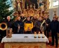 Bild: soj
Pater Anish George (rechts) dankte der Fichtelgebirgskapelle unter Leitung von Johannes Prechtl (Dritter von links) für das Vorspielen in der Pfarrkirche St. Ägidius.
