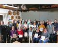 Bild: fjo
Für 60 Jahre Treue zum Frankenreuther Schützenverein erhält Johann Zeug (sitzend, Dritter von links) eine Urkunde und die goldene Ehrennadel. Gleiches gilt für Emilie Riebel (rechts daneben) und Peter Hagner (sitzend, rechts) die seit 50 Jahren Mitglied sind.