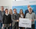 Bild: LfP/Nikolai Fischer/exb 
Personalrat Rainer Summerer (von links), mit Stellvertretender Amtsleiterin Angela Schneider und Chef Achim Uhl übergeben zusammen mit dem Organisatoren-Team Spende an Bernhard Saurenbach, den Vorsitzenden der Amberger Tafel.