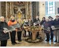 Bild: mde
Zur Spendenübergabe halten die Mitglieder des Kemnather Frauenbundes und Pfarrer Thomas Kraus einen Teil der neuen Lichterketten in den Händen.