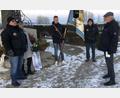 Bild: wro
Mit einem Blumengesteck erinnerte der TB Jahn an die verstorbenen Mitglieder. Im Bild von links Norbert Weiser (Schatzmeister), Susanne Weiser (Schriftführerin), Fahnenträger Andreas Schnurrer, Oberturnwart Wolfgang Schatzberger und Vorsitzender Gerd Priemer.
