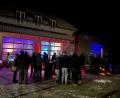 Bild: nza
Beim Weihnachtsumtrunk der Feuerwehr Krummennaab waren die Feuertonnen vor dem Gebäude stark frequentiert. Die am Abend gesammelten Spenden kommen der Aktion Lichtblicke zugute.