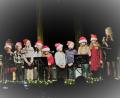 Bild: gz
Der Kinderchor, hier mit Chorleiterin Anna-Lena Klug, begeistert die Zuhörer aus nah und fern mit Weihnachtsliedern.