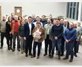 Bild: Portner
Nach der 385. Stadtratssitzung in 35 Jahren ist Schluss: Sekretärin Anni Hauer (Mitte) wird von Bürgermeister Rudolf Teplitzky (links daneben) und den Stadträten verabschiedet.