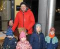 Bild: njn
Bürgermeister Johannes Reger hatte bei der Verlosung der "Erbendorfer Adventssamstage" einige Glücksfeen um sich gescharrt.