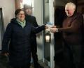 Bild: gz
Pfarrer Erwin Bauer dankt dem Ehepaar Agnes und Klaus Härtl für das Abholen des Friedenslichtes in Regensburg.