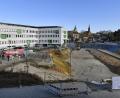 Bild: Petra Hartl
Blick vom Parkhaus auf die Baugrube. Rechts die Regensburger Straße, weiter oben die Dreifaltigkeits- mit der Friedhofskirche.