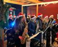 Bild: fjo
Die Waidhauser "Damen-Big-Band" verzaubert mit schwungvollen Weihnachtstiteln bei ihrem "Biergarten-Advent" vor heimischem Publikum.