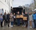 Bild: Realschule Waldsassen/exb
Beim Verladen der Pakete im Pausenhof der Mädchenrealschule des Klosters: von links Verbindungslehrerin Daniela Zahn, Klassensprecherinnen und Schülerinnen der 10. Jahrgangsstufe Esther Bernreuther, Hannah Siller, Maya Wedlich und Sophia Würl, Bernhard Gertz, Schülersprecher Maximilian Bischof, Schulleiter Stephan Drexler, Schulleiterin Kerstin Reiter und Verbindungslehrer Rainer Löw.