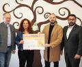 Bild: Firma Hegele/exb
Onur Thompson und Maximilian Streit übergaben den 2500-Euro-Scheck an Mittendrin-Mitarbeiterin Kerstin Graf und Bürgermeister Roman Schäffler (von rechts).
