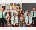Bild: fjo
Bei den "Enzian"-Schützen stehen (sitzend, von links) Julia Mack, David Piehler, Christl Nistler und Helmut Bauer als neue Könige für Repräsentationsaufgaben im neuen Jahr parat.