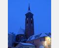 Bild: le
Die Beleuchtung im Kirchturm strahlt weit in das Flosser Amt hinein. Pfarrer Wilfried Römischer selbst hatte sie eingeschaltet.