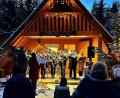 Bild: R. Kreuzer
Die Waldweihnacht feiern die Mitglieder und Gäste beim BVS Weiden wieder vor dem Vereinshaus am Schießlweiher. Mitgewirkt hatte der Posaunenchor aus Neunkirchen, Weihnachtsgedanken sprechen die Pfarrerinnen Stefanie Endruweit und Sabine Dachauer.