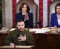 Bild: Carolyn Kaster
Der Präsident der Ukraine, Wolodymyr Selenskyj, spricht bei einer gemeinsamen Sitzung des Kongresses in Washington. Hinter ihm sitzen Vizepräsidentin Kamala Harris (oben links), und die Sprecherin des Repräsentantenhauses, Nancy Pelosi.