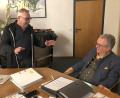 Bild: wro
Engagiert warb Dr. Wolfgang Fortelny (links) für den Erhalt des Notarztstandortes in Waldsassen. Nicht nur von Bürgermeister Toni Dutz (rechts) bekam er Unterstützung.