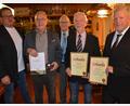 Bild: jr
Hohe Auszeichnungen gab es bei der Weihnachtsfeier des SV Pechbrunn-Groschlattengrün. Im Bild (von links) Bürgermeister Stephan Schübel, Konrad Weiß, Fußballkreis-Vorsitzender Siegfried Tabbert, das neue Ehrenmitglied Ludwig Hecht und Vorsitzender Stefan Zeitler. Der neue Ehrenvorsitzende Karl Hindringer fehlte krankheitsbedingt.