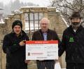 Bild: Roland Wellenhoefer
Einen Scheck über 2810 Euro konnte der Vorsitzender der Kinderkrebshilfe Nordoberpfalz e.V. Herbert Putzer (Mitte) von Michael Dötterl (rechts) und Ernst Grünbauer (links) entgegennehmen.