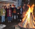 Bild: ak
Bei Herbert Brilla (Fünfter von links) hat ein Winterwendefeuer in der längsten Nacht des Jahres lange Tradition