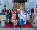Bild: jr
Erstmals nach längerer Pause wird in der Pechbrunner Pfarrkirche an Heiligabend wieder ein Krippenspiel aufgeführt. Unter der Leitung von Doris Reiß (rechts) haben die Kinder das Stück „Das Wunder von Bethlehem“ einstudiert.